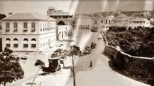 شارع التل طرابلس عام 1880 وفي يسار الصورة المدرسة الرّشدية التي بناها السلطان عبد الحميد الثاني سنة 1860